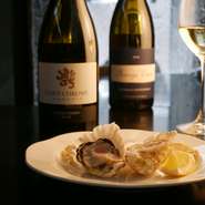 “最も美味しい生牡蠣を白ワインと共に”
季節により、最も美味しい牡蠣を入荷しております。
夏の間は、旬の国産”岩牡蠣”をご用意。
時々の牡蠣に合う白ワインを準備しております。