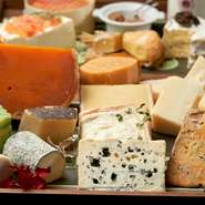 20~30種類の農家製チーズをご用意しております。
21：00頃までは、トレーの中よりお選び頂けます。