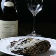 富山県産美味しい天然岩牡蠣が始まりました。
いつまで入荷があるか不明ですが、富山県産の岩牡蠣は濃厚で実に美味しいです。
オーストリア・タスマニア産の白ワイン
Stefano Lubiana Chardonnay と良く合います。
ぜひ、この機会に。
