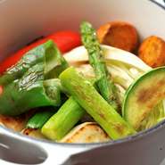栃木県で、有機栽培かつ少量生産による徹底管理された品質の野菜を使用。ルクルーゼ鍋を使うことにより、野菜のおいしさを最大限に引き出しています。