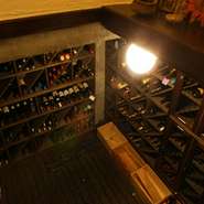 半地下にワインセラーを完備。１年を通して均一の15度を保てる保存に最適な環境。北海道の地産ワイン、イタリアのワインを幅広く、200本の在庫を取りそろえています。自分の好みをさがして冒険してみるのは。