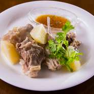 遊牧民が羊肉を長期保存のため強い塩気で煮込む『シュウ・パウ・ロウ』は、父がモンゴルで覚えてきた料理。余計な塩分と脂を抜き、旨味だけに。酢・醤油・ショウガ・ニンニク・長ネギのタレでさっぱりと食します。