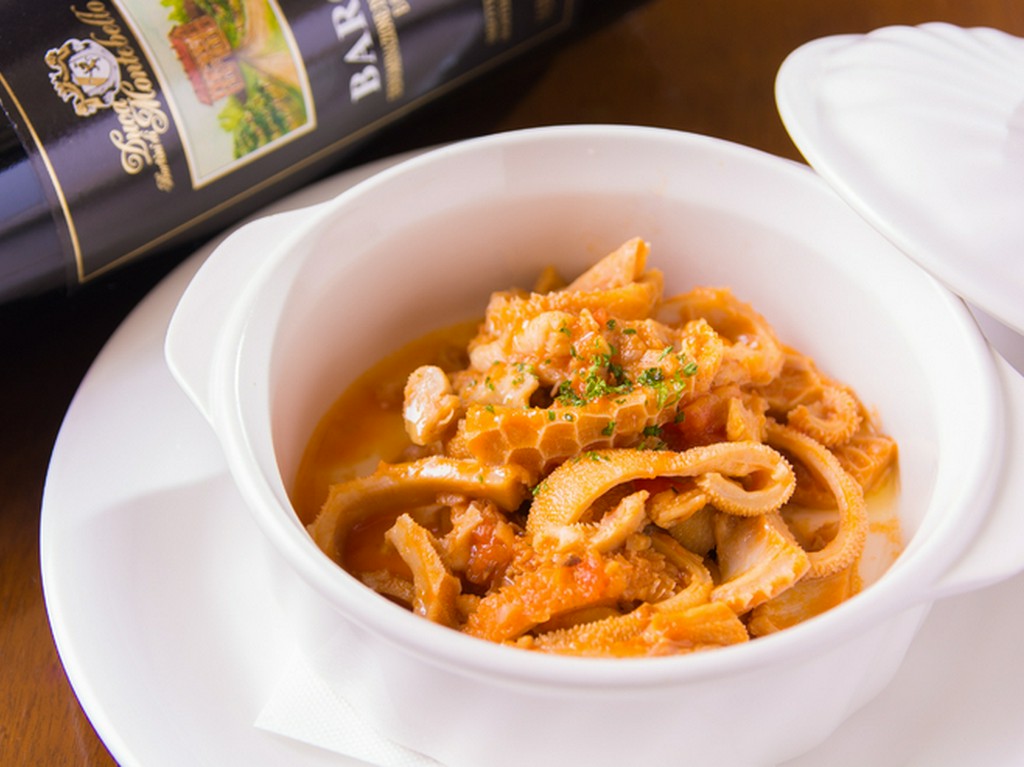 羊の胃袋がこんなに柔らかく！ トマト味で煮込んだ『トリッパ』