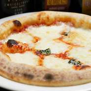 滝川産ハルユタカを使い、一から生地をつくる自慢の一品。モッツァレラチーズなどを用いたナポリ風ピザ。