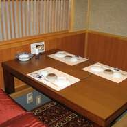 当店は1階はカウンター席のみとなっておりますが、2階はすべて掘りごたつ式テーブル席となっておりますので、ゆっくりくつろいでお召し上がりいただけます。