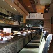 店内は落ち着いた雰囲気なので、お一人様からでもゆっくりとした時間をお楽しみ頂けます。日替わりで色々なおすすめがございますのでぜひお尋ねください。