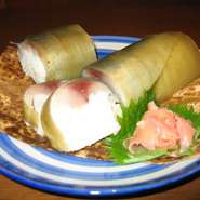 脂のしっかり乗った身の厚い上質のさばを使っております、おみやげにも人気のある商品です。