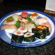 本まぐろとろ、白身、はまち、いか、鳥貝、いくら、うに、煮穴子、車海老、とろ鉄火巻入り、内容充実です。