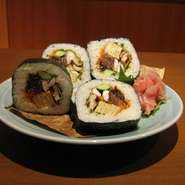 焼き穴子、玉子、しいたけ、きゅうり、海老、かんぴょう、等具だくさんです