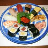 にぎり8ケに細巻が1本つきます