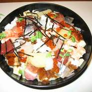 海鮮をたっぷり盛り込んだ、ちらし寿司です。赤だしはサービスでついています。