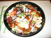 海鮮をたっぷり盛り込んだ、ちらし寿司です。赤だしはサービスでついています。