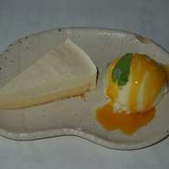 レアチーズケーキとバニラアイス