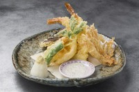 季節の野菜、魚介を天ぷらになまら塩と天つゆでお楽しみください
