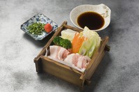 蒸した豚バラと野菜の旨みをお楽しみ下さい。楽特製ポン酢で…
