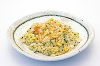 シンプルな小ねぎと玉子だけの焼きめし、味付けはガーリック風味