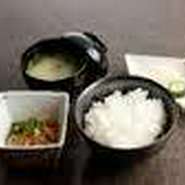 ご飯・香物・小鉢・味噌