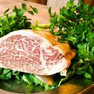 お肉料理は、群馬県内で生産された優良な肉用牛をもとに、熟練した畜産家が高度な肥育技術で育てられた上州牛を中心に、またお魚料理はおすすめの魚介類を仕入れています。