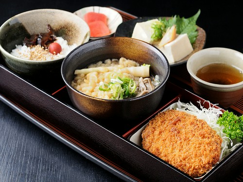 いろいろな味をバランスよく盛り付けた『合掌弁当』