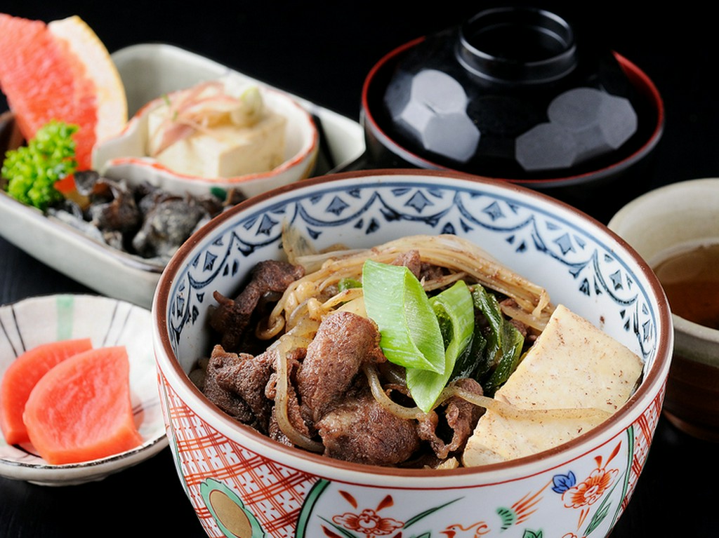 ボリュームがあり、食べ応えも十分な『飛騨牛すき焼き丼』