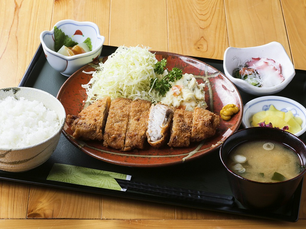 ソースかつ丼とは違うソースでいただく『ロースかつ膳』もぜひ。