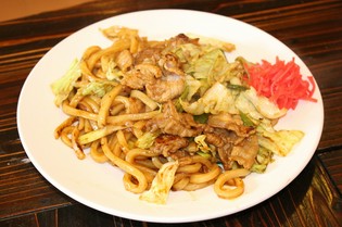 鉄板で焼くスパイシーで香ばしい『カレーソース味の焼うどん』