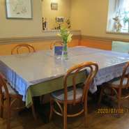 座席間隔は広め。ご要望で対応します。閑静な住宅街に立地。