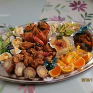 ３名様仕様：¥2600 （税込み）蓋付きプラ容器使用
内容はお客様のお好みに対応します。
ご希望をお伝えください。アレルギ－などもご相談。
出来るだけ２日前までにご予約願います。