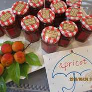 自家育ち・熟成の🍊梅と杏子は、今年もスクスク。紅白梅は天日干しの梅干しに。杏子は濃厚ピュアなアンズジャムに。どちらも大地からの贈り物～完全無添加仕上げ・夏のプレミアムは７月から店頭販売予定です。
