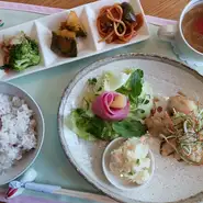 日替わり＜かくれんぼ＞、ライプトマト・オムライスなど、すべてのメニュ－に穀物入りご飯使用。
特に＜かくれんぼ＞は、野菜もたっぷり、充実の内容！毎日の健康を願い、家庭目線でお作りします。