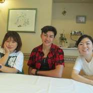 海外のお客様も思わず笑顔の仲間入り。
見知らぬ同士もここでは’家族’🍒
大切なひと時、心を込めてサポ－トします。
ご要望はお気軽にお申し付け下さい。
