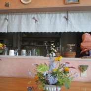 カウンタ－は、感染予防の仕切りを挟み、座席は2名様までのゆったり仕様。貸し切り気分でお食事をして頂けます。