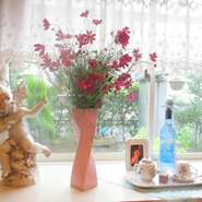 閑静な住宅街で、緑木を眺めながら、ひと時を自分のために過ごしませんか。静けさ＆自由な空間は、
お店一番の～おもてなし～です。🍀🌸
