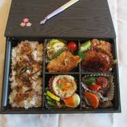 活動しやすい季節となりました。心と体にいつもあなたの健康を願って★★★
デリバリ－は出来ませんが、一個から承ります。
￥850　￥500少食/小児向き）　
★特製弁当（折箱一重）　￥1200（税込）---ご予約のみ
★特製折詰め　￥1100（税込・完全予約にて）

