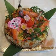 春待つ心をちりばめた★早春の宝箱。甘めの酢飯にたっぷり鰹のフィリングと。海鮮づくしのホール型。あでやかな装いの真ん中に、雪洞灯りキのャンドルがファンタジ－。
お好みに切り分けて召し上がれます。
今年もご利用ありがとうございました！
３～４名様用　税込1900円（小品付）Fancy Seafood Sushi

　　　　　　　　　　　　　　　　　　　　　　　　

