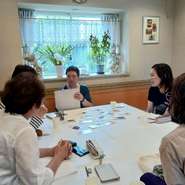 楽しさの中にもあなたの本気度を応援！

幾度目かの一歩をためらっている方、まず踏み出すことで確実に、日常が変わります。
隔週金曜日15：00～17：00：レベル別２クラス
英国人講師・予約参加可（参加費一部あり）☆彡
仲間が増えれば学びもアップ！
一緒に船出しましょう⚓
当教室は１４年目を迎えました。
