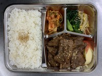 カルビ焼はお弁当に最適なお肉です！
白菜キムチ、ナムル類、サラダ、りんご付き