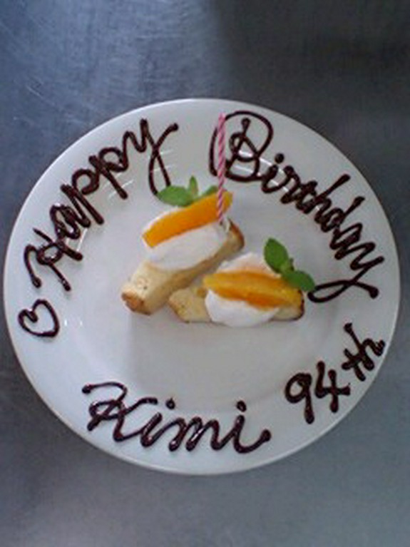 バースデーのお客様にプチケーキサービス！