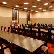 ご会合やご宴会には、最大95名様までの大宴会場をご用意。宴会場はパーティションで2/3、1/3の広さに仕切ることもできます。お料理やプランのご相談はお気軽にお問い合わせください。