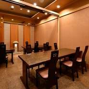 坪庭に水をたたえた個室で、ゆったりとお食事をお楽しみいただけます。ランチやお仕事帰りにも立ち寄りやすく、お料理とお酒の余韻にゆったりと浸ることができます。いつもの自分に少し贅沢なご褒美を。
