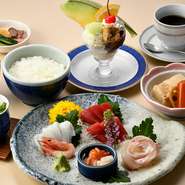 刺身盛合せ・煮物・蒸し物・御飯・赤出汁・香の物・デザート