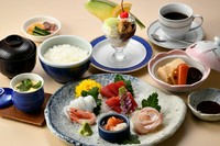 刺身盛合せ・煮物・蒸し物・御飯・赤出汁・香の物・デザート