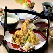 天麩羅・煮物・蒸し物・御飯・赤出汁・香の物・デザート