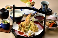 天麩羅・煮物・蒸し物・御飯・赤出汁・香の物・デザート