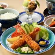 海老フライ・煮物・蒸し物・御飯・赤出汁・香の物・デザート