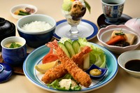 海老フライ・煮物・蒸し物・御飯・赤出汁・香の物・デザート