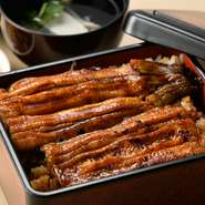 愛知県一色産の国産うなぎを使用した、香ばしく美味しい鰻重です！
鰻重・肝吸または赤出汁・香の物・デザート