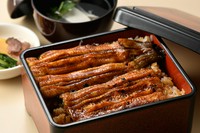 愛知県一色産の国産うなぎを使用した、香ばしく美味しい鰻重です！
鰻重・肝吸または赤出汁・香の物・デザート