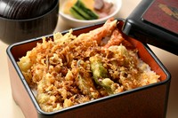 上天重・肝吸または赤出汁・香の物・デザート
※写真は「天重」です