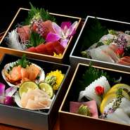 丁寧に丁寧に盛りつけた、新鮮で美味しい、お刺身盛合せです。